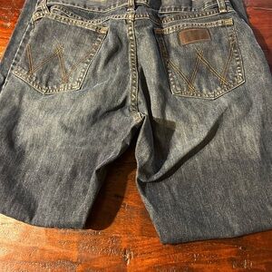 Men's Wrangler Cody Johnson 33/30 Blue Jeans